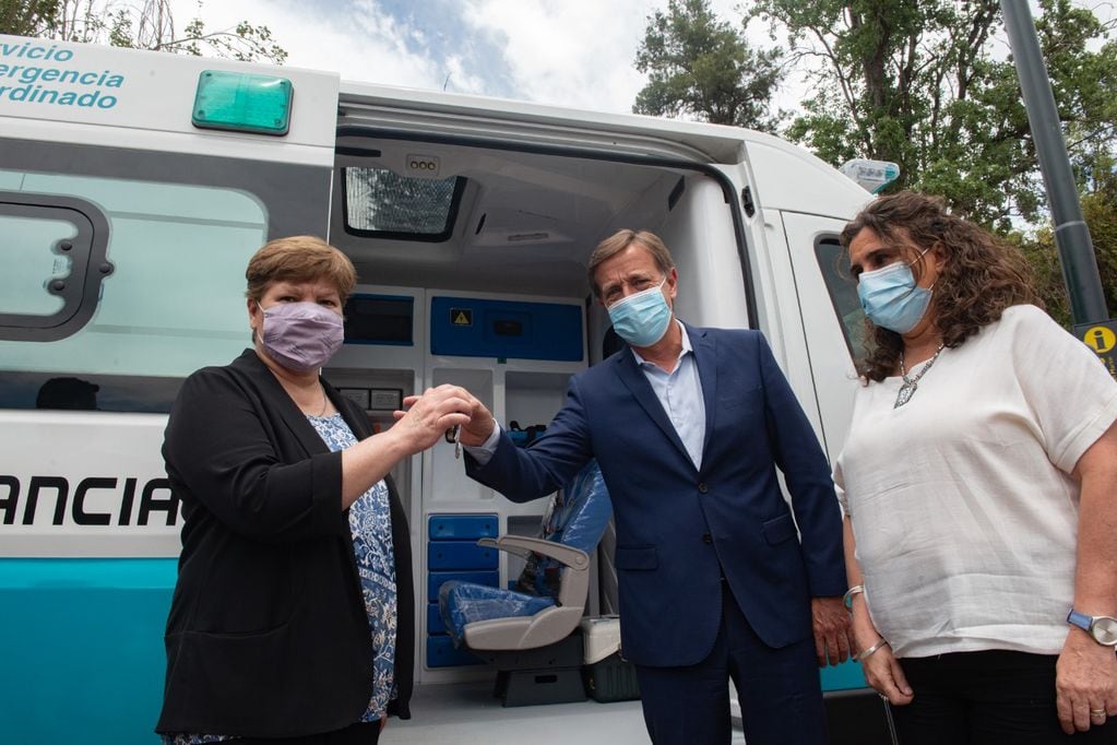 El gobernador Rodolfo Suárez y Ana María Nadal entregaron 10 ambulancias al Servicio de Emergencias Coordinado. 