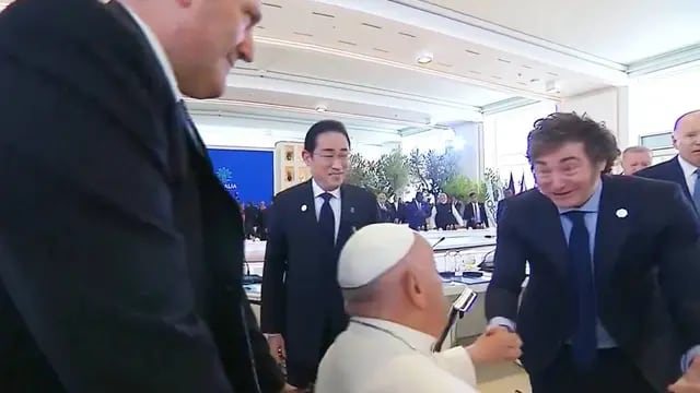 El abrazo entre el papa Francisco y Javier Milei en la cumbre del G7.