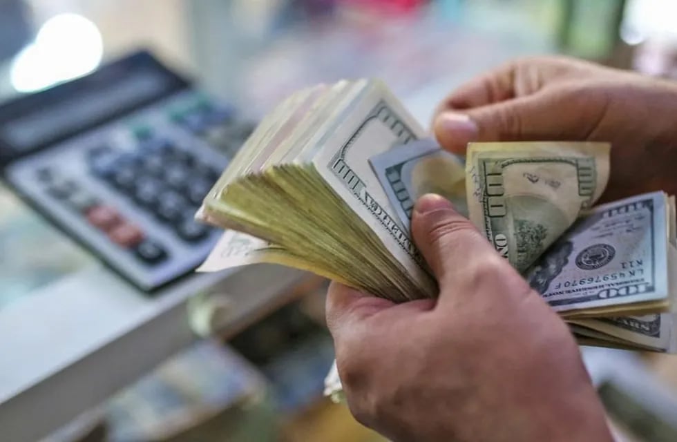 El dólar blue registró una suba significativa de 30 pesos en la jornada del lunes