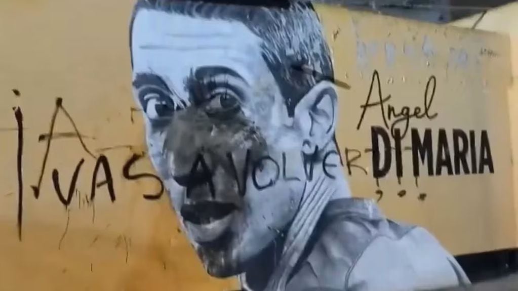 Rosario. El mural de Di María con un mensaje intervenido y mafioso: ¿Vas a volver?.