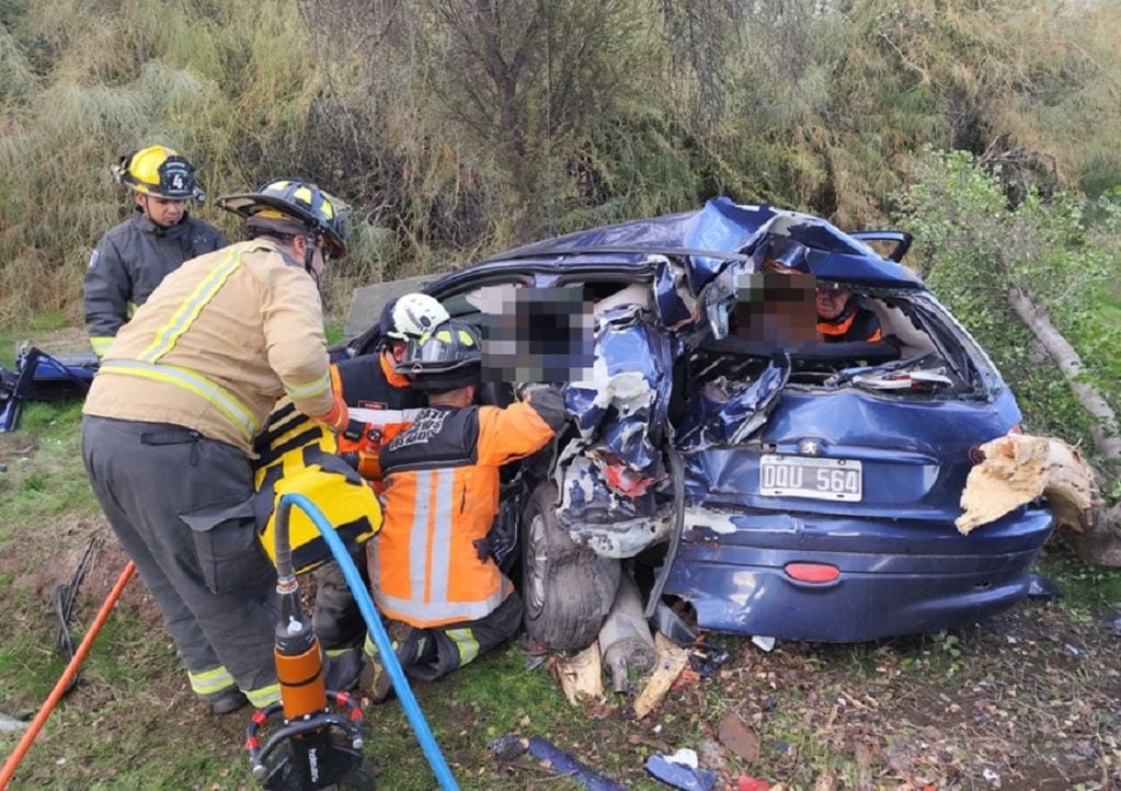 Cuatro argentinos resultaron heridos al despistar y chocar su auto contra un árbol en Chile. | Foto: gentileza Los Andes Online
