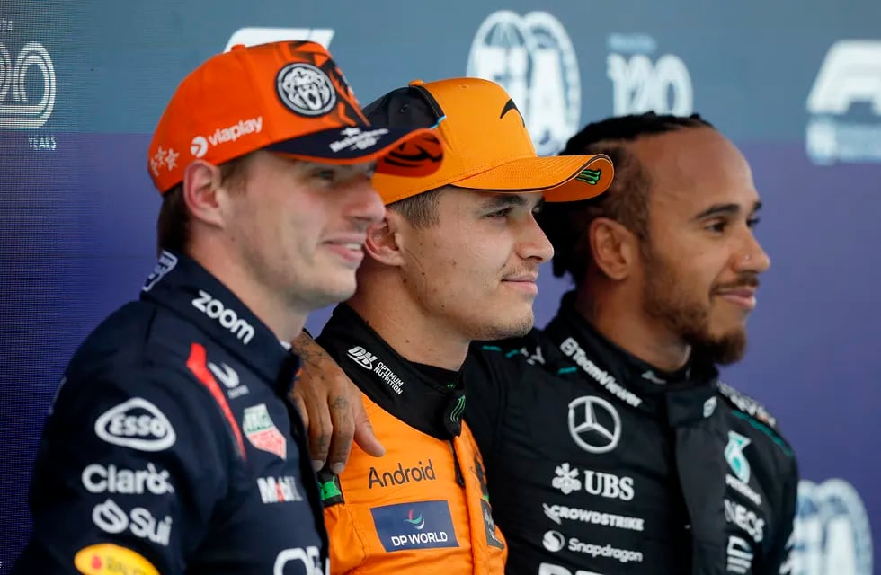 Lando Norris de McLaren posa 
después de calificar en pole 
position con Max Verstappen de 
Red Bull en segundo lugar y 
Lewis Hamilton de Mercedes en 
tercer lugar. / REUTERS