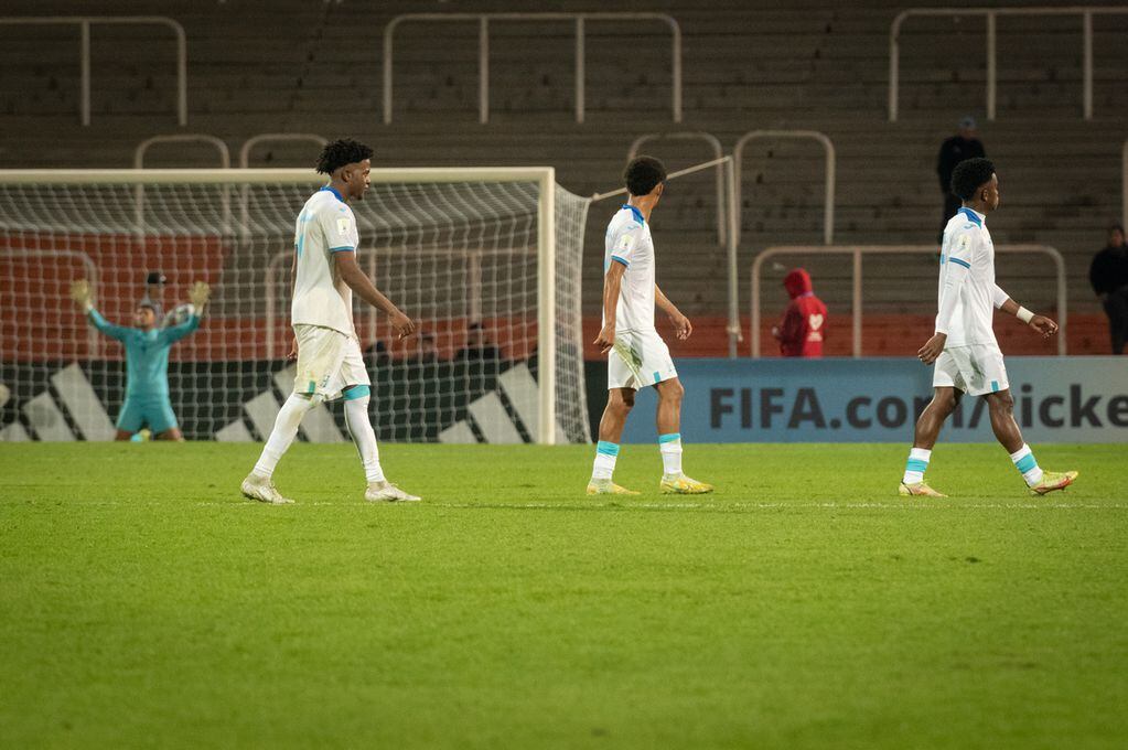 La selección Sub 20 de Honduras tuvo un “espía” en las tribunas del Malvinas Argentinas. Foto: Ignacio Blanco / Los Andes 