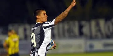 Con un gol sobre la hora de Pablo Palacios Alvarenga, Gimnasia goleó a Deportivo Madryn (3-0) y se clasificó a las semifinales.