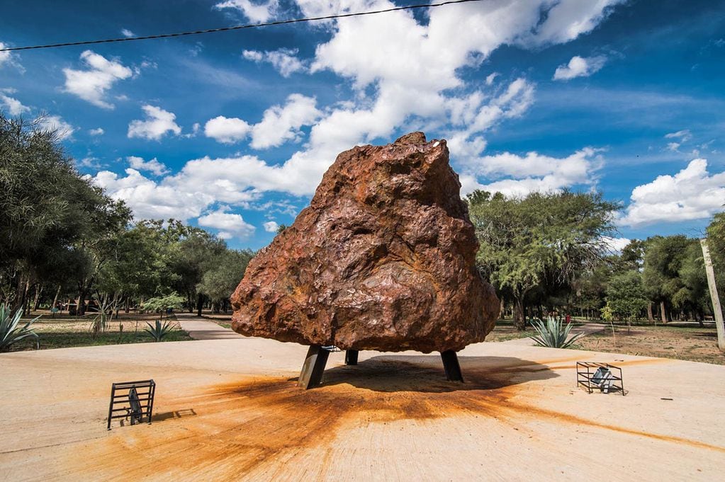 Se cree que el meteorito proviene de Campo del Cielo, en Chaco. Es un museo de meteoritos a cielo abierto. 