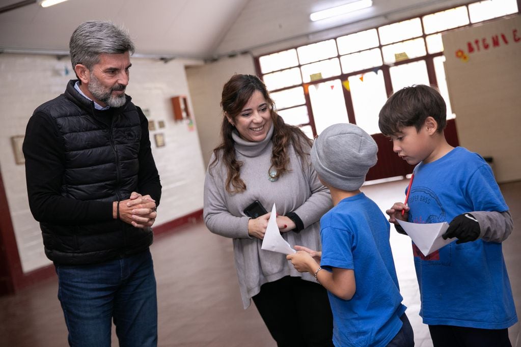 El intendente Ulpiano Suarez visitó la escuela Paroissien para conocer los proyectos que lleva adelante la institución y reforzar lazos colaborativos. Foto: Prensa Ciudad de Mendoza