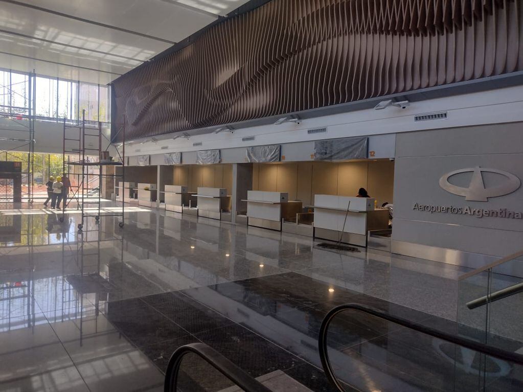 El nuevo hall central de aeropuerto de San Juan es mucho más amplio que el antiguo y tiene más puestos de check-in, lo que agilizará el acceso de los pasajeros.