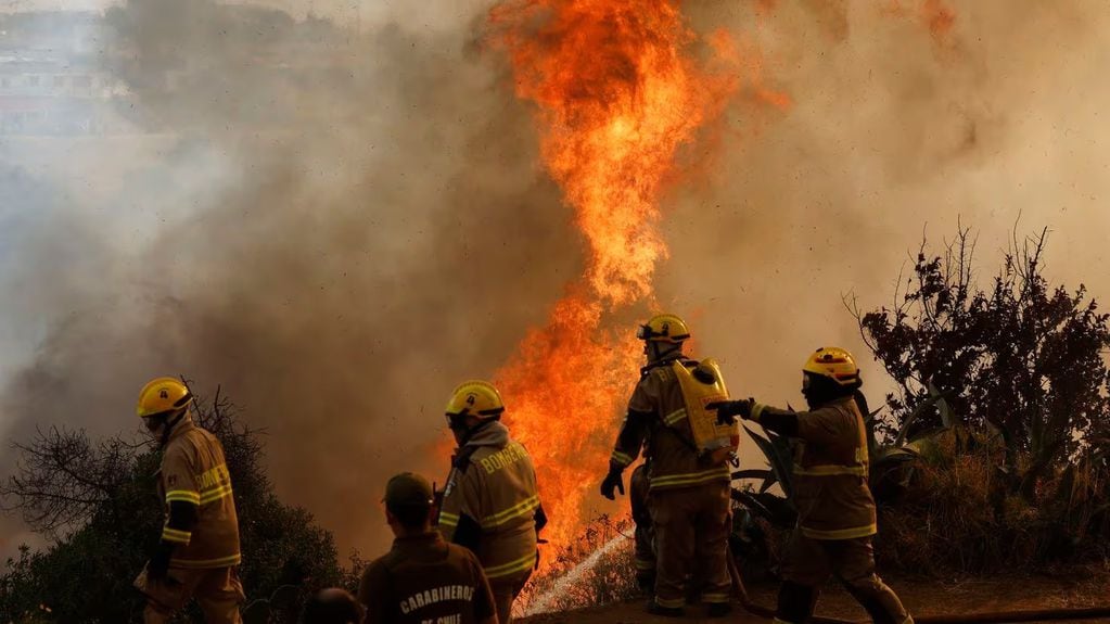 Bomberos combaten el incendio. Foto: X