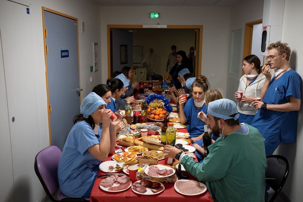 Médicos y enfermeras comparten juntos una comida de Nochebuena en la unidad de cuidados intensivos COVID-19 del hospital la Timone en Marsella, sur de Francia