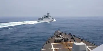 Destructor estadounidense interceptado por buque chino
