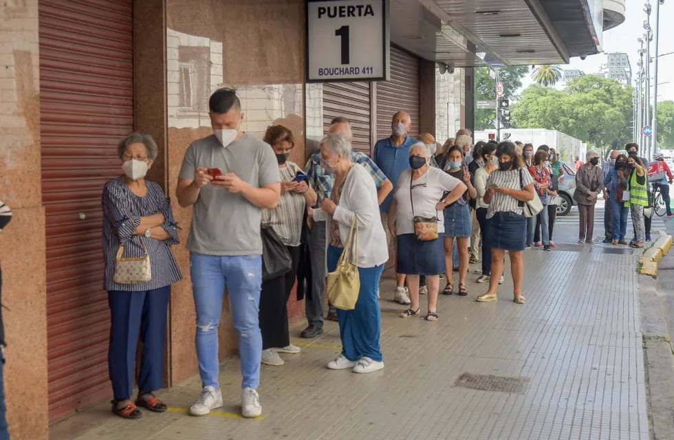 Mayores de 80 años realizan largas filas en el Luna Park, nuevo centro de vacunación contra el Covid-19 en la Ciudad. (Clarín)