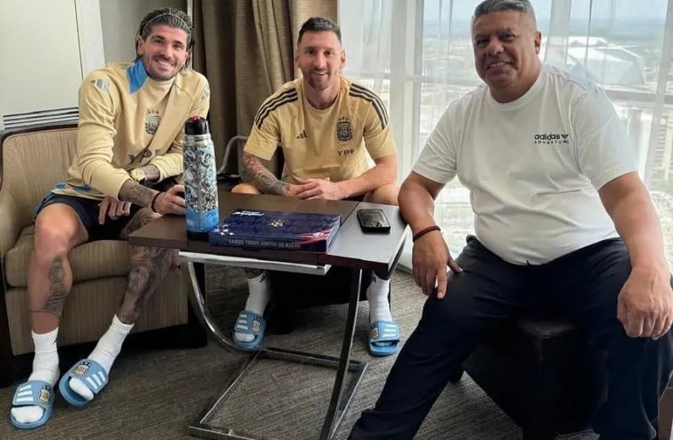 Rodrigo De Paul, Lionel Messi y Chiqui Tapia cumpliendo la cábala de los mates de la Selección Argentina. / Gentileza.