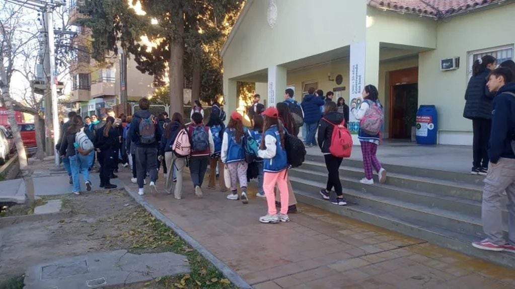 El colegio tuvo que ser evacuado. Foto Tiempo de San Juan