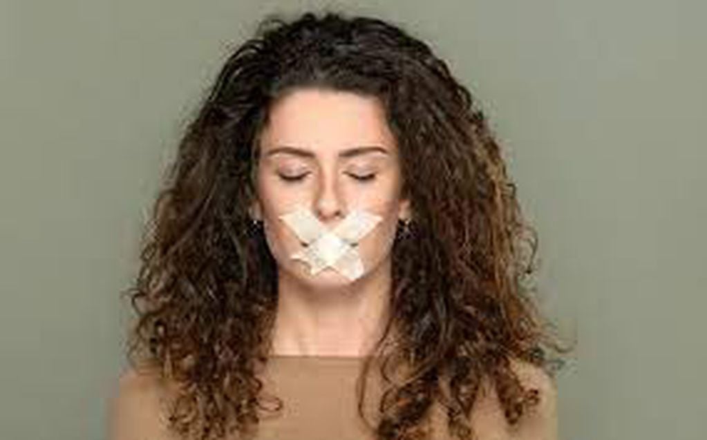El fenómeno viral que invita a dormir con una cinta en la boca para evitar los ronquidos.