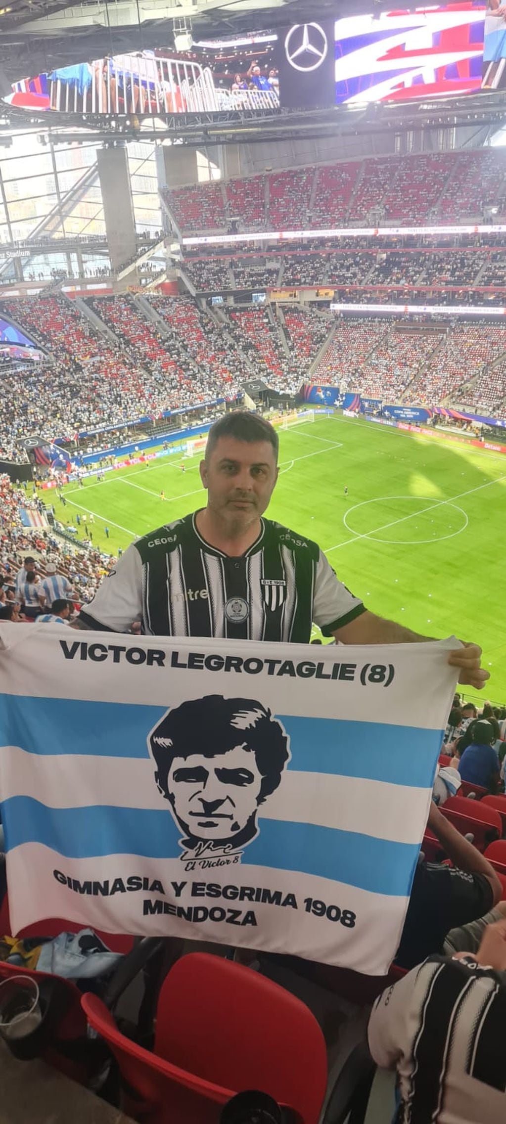 Mendoza, el Lobo y “El Víctor” Legrotaglie, presentes y alentando a Argentina en la Copa América. Foto: Gentileza Juan Ignacio López Zaragoza