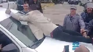 Chaco: un concejal se subió a un patrullero para evitar que desalojen una protesta y terminó detenido (VIDEO)