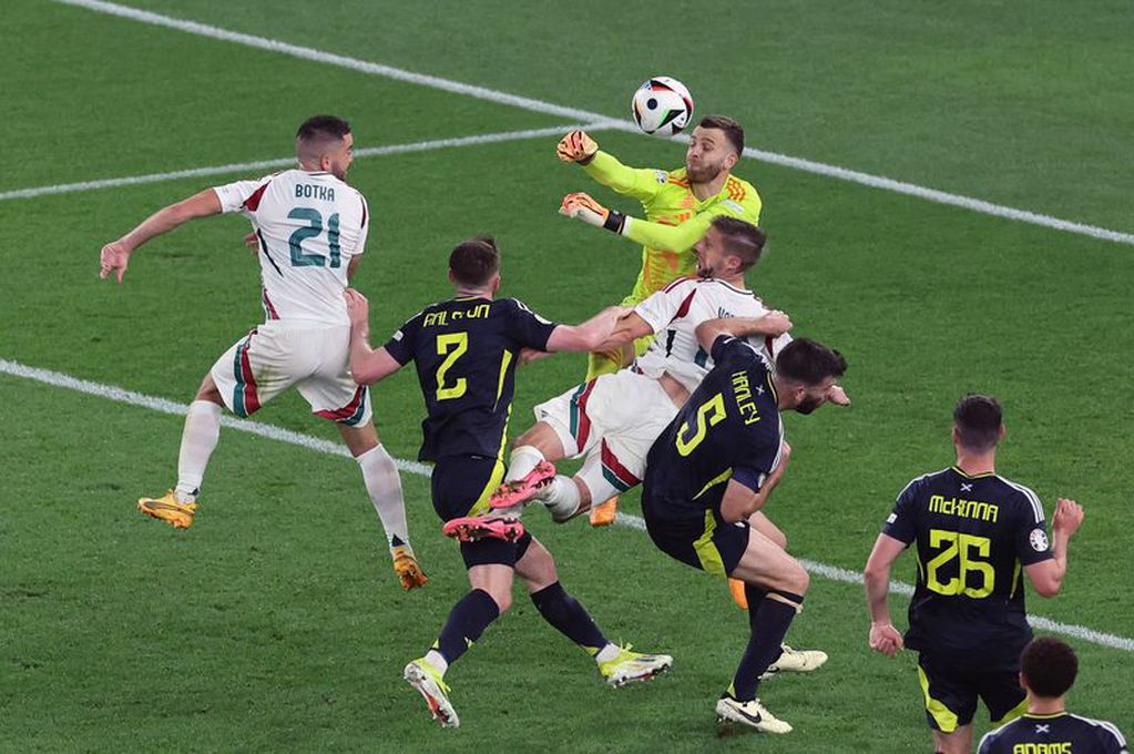 El impactante choque de Varga y Gunn en Hungría vs Escocia
