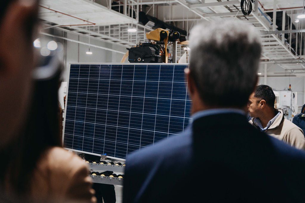 El gobernador Uñac en la fábrica de paneles solares.