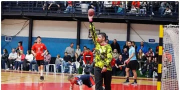 "Moncho" es el arquero de Maipú en handball