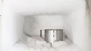 La técnica para derretir las capas de hielo del congelador con papel aluminio