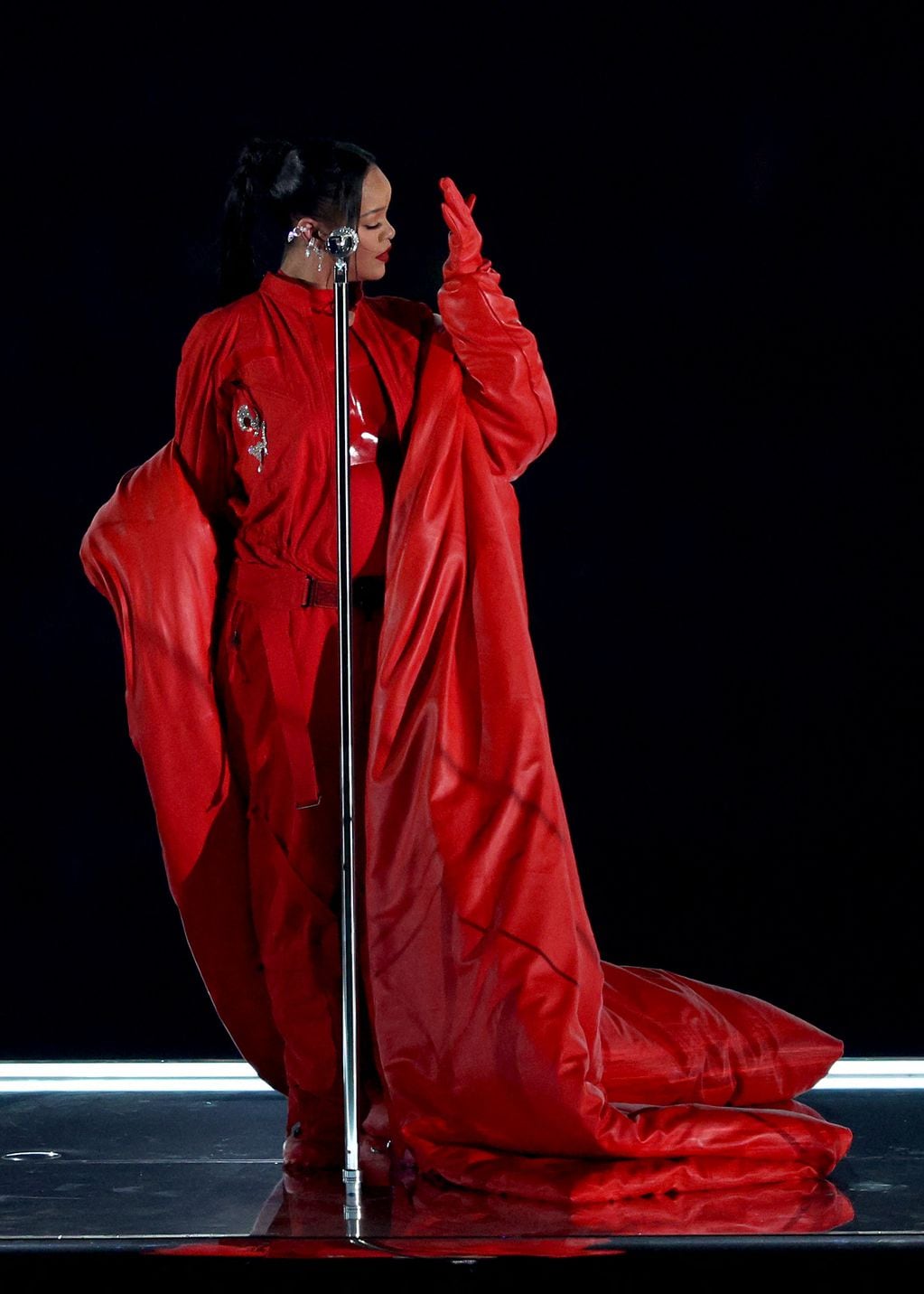GLENDALE, ARIZONA - FEBRUARY 12: Rihanna performs onstage during the Apple Music Super Bowl LVII Halftime Show at State Farm Stadium on February 12, 2023 in Glendale, Arizona.   Rob Carr/Getty Images/AFP (Photo by Rob Carr / GETTY IMAGES NORTH AMERICA / Getty Images via AFP)