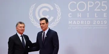  El presidente Mauricio Macri junto con el  primer ministro de España, Pedo Sánchez. - AFP