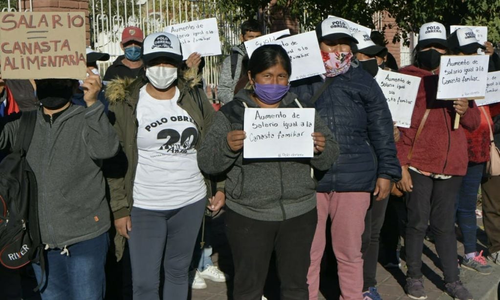 Trabajadores de Viña y Bodega reclaman por salarios que igualen la canasta básica. Bloqueos frente a las bodegas. Foto: Orlando Pelichotti