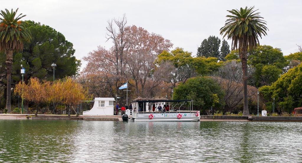 Nuevo barco del lago del Parque: un recorrido por atractivos reales, por el espacio exterior y hasta con dinosaurios. Foto: Gentileza