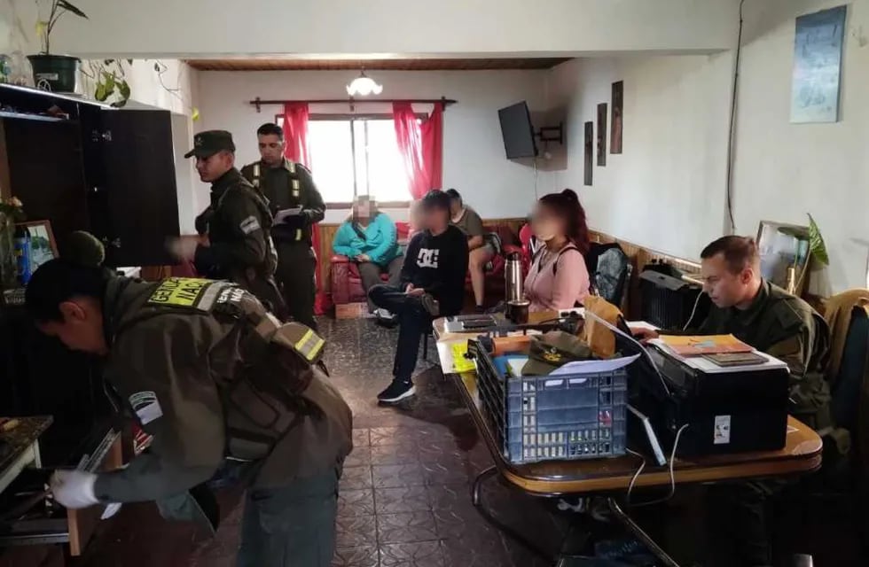 Los detenidos durante el procedimiento realizado por orden del fiscal Giaroli. 7 Gentileza Gendarmería Nacional.