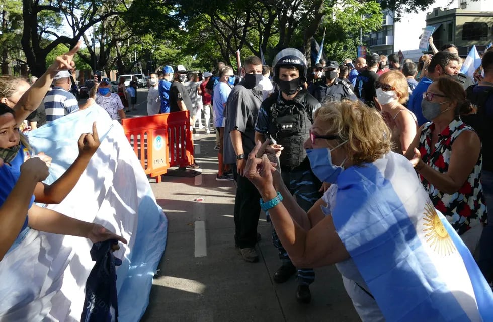 Contra marcha en repudio a la autoconvocatoria termina con violencia y la presencial de la policía.
