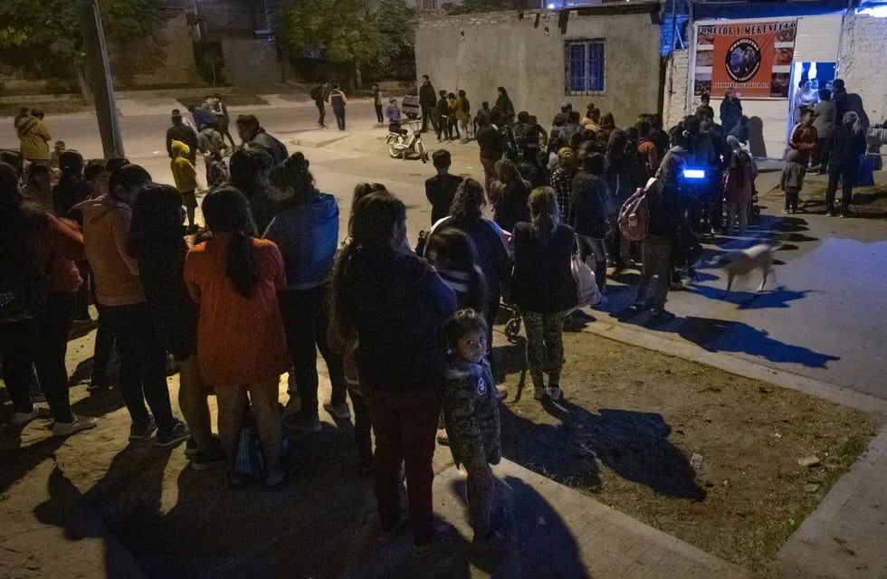 En algunos comedores de Mendoza la demanda de alimentos se duplicó en solo 6 meses. Foto: Ignacio Blanco / Los Andes