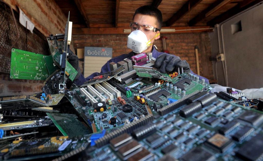 En Mendoza, cada persona produce 8 kilos de chatarra electrónica al año y solo se recicla 1%. Foto: Los Andes.