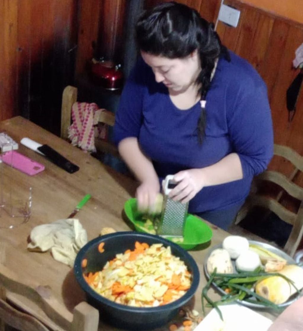 Nadia despliega su “magia” en la cocina que alivia la espera de los choferes. Foto: gentileza
