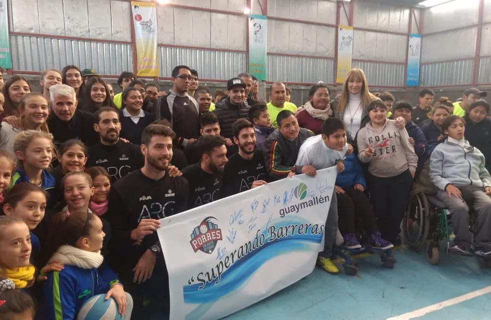 La Selección de vóley tuvo un gesto solidario en su primer día en Mendoza