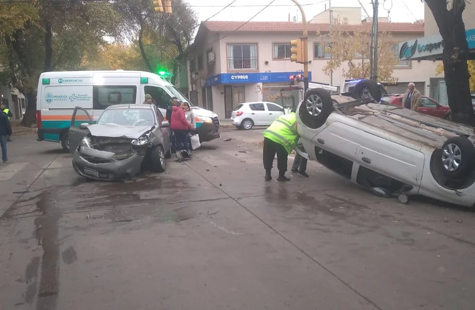 Aparatoso accidente en pleno centro de Ciudad: dos vehículos chocaron y los conductores sufrieron heridas leves. Foto: Ministerio de Seguridad y Justicia