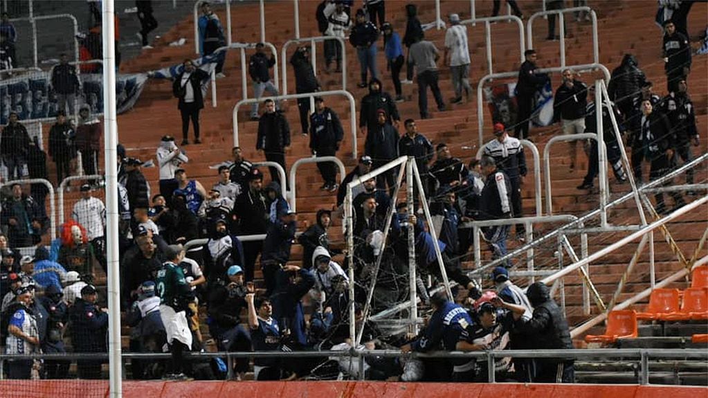 lamentables incidentes en la Popular Sur, donde se alojaron los hinchas de Quilmes. Por ello, el partido estuvo demorado 17 minutos.