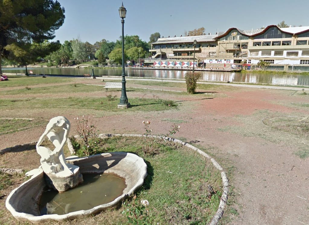 La misteriosa historia de la estatua decapitada en el Rosedal del Parque y las dudas sobre dónde está su cabeza. Foto: Captura Web.
