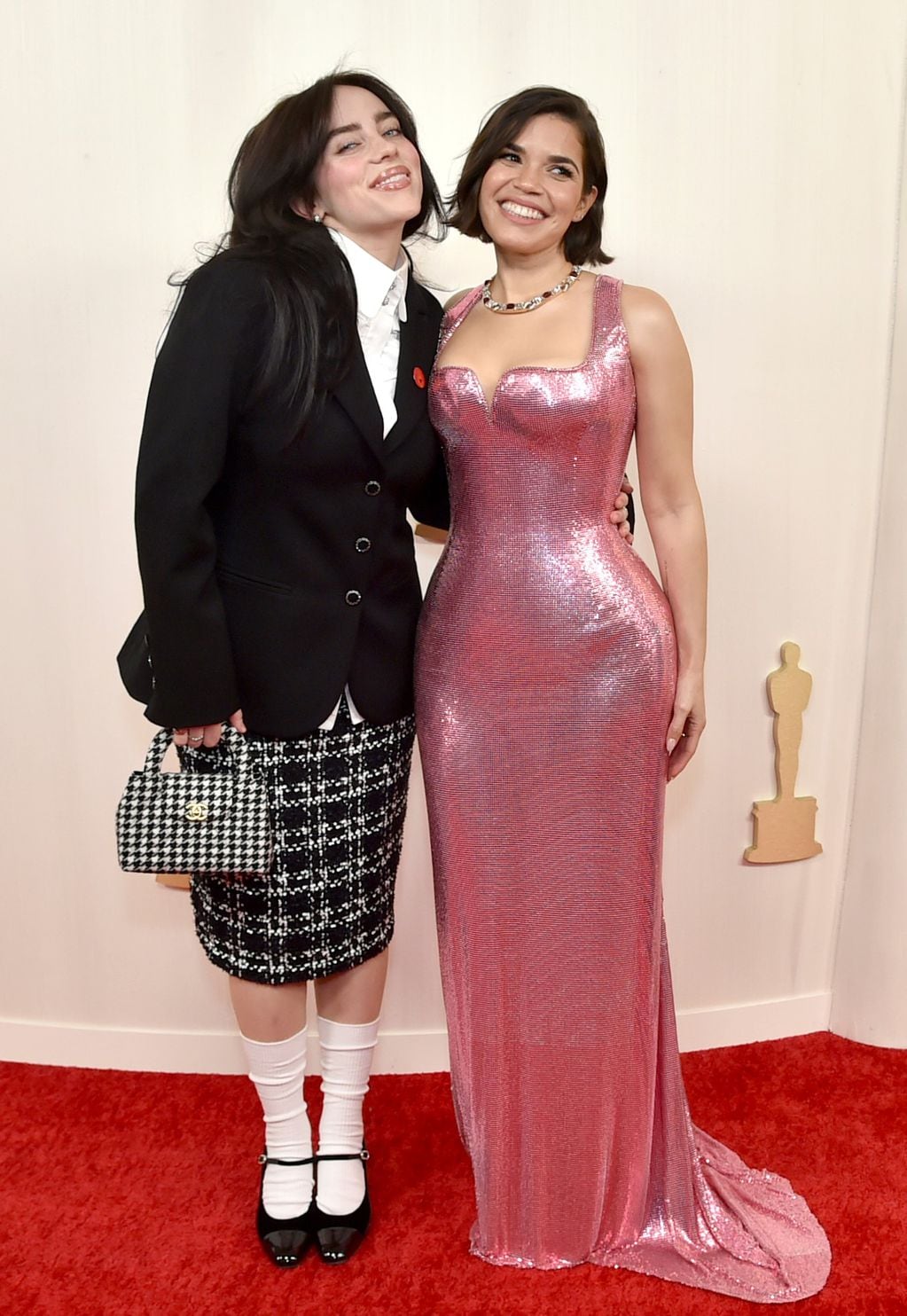 Contrastes: Billie Eilish, a la izquierda, y America Ferrera, en los Oscar, en la alfombra roja del Dolby Theatre en Los Angeles. (Foto Richard Shotwell/Invision/AP)