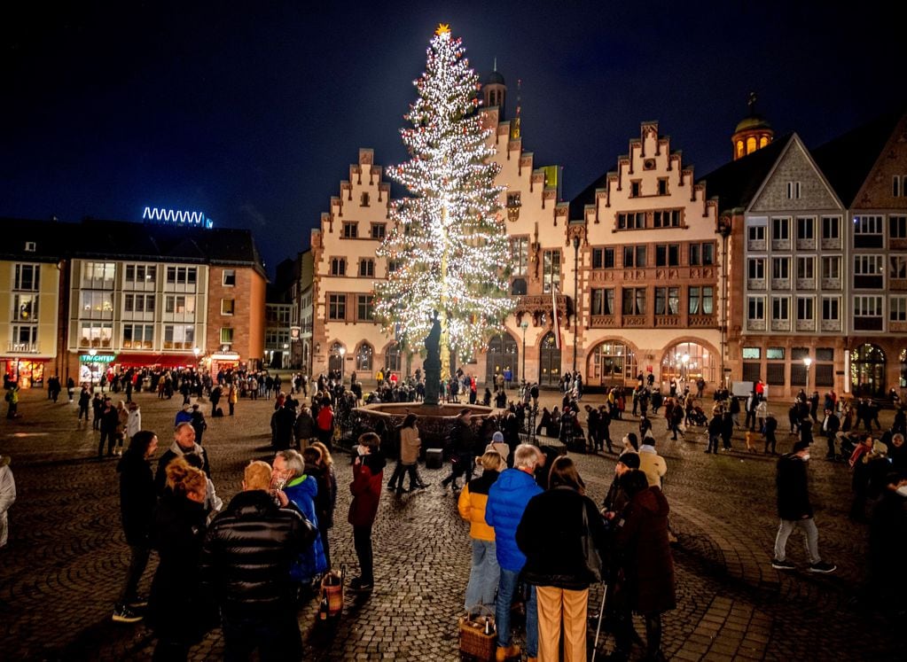 La gente se reúne en la plaza Roemerberg con un árbol de Navidad, en Frankfurt, Alemania.