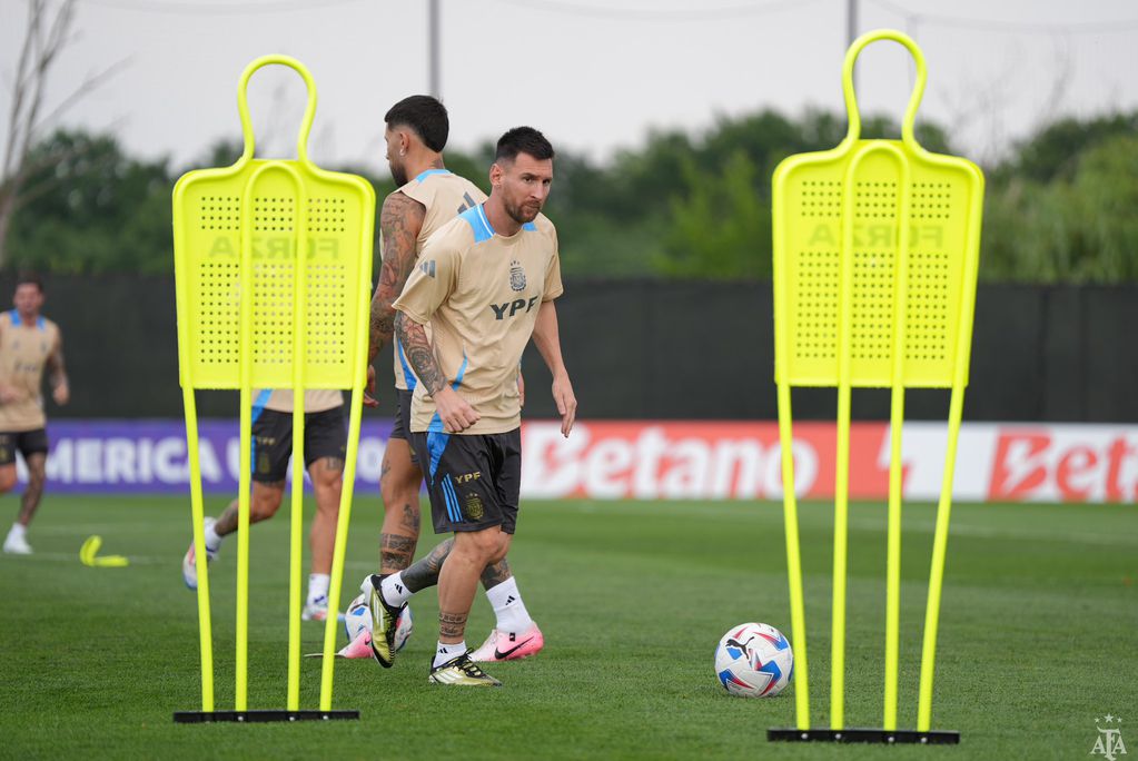 Lionel Messi en el entrenamiento de Argentina en Nueva Jersey, en la previa del partido con Chile. (Prensa Argentina)