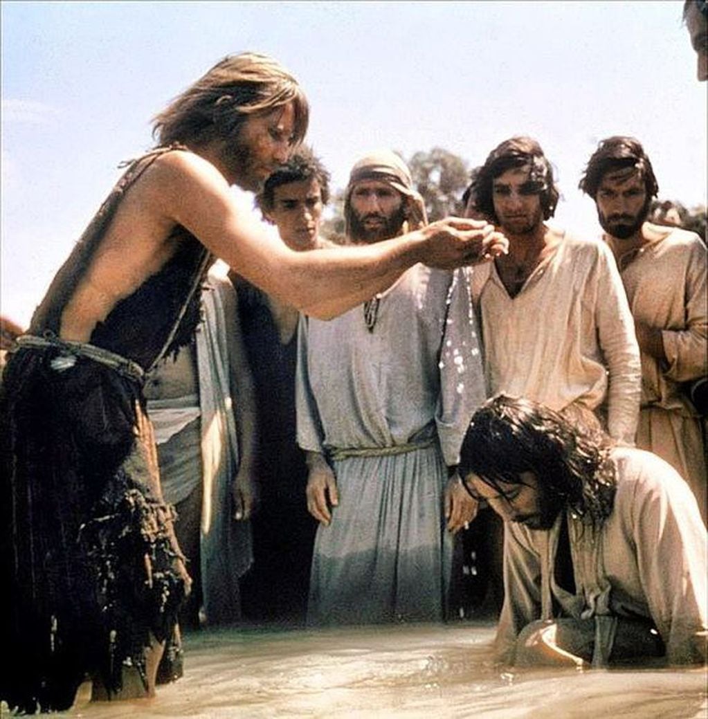 San Juan Bautista bautiza a Jesús. Escena de la película Jesús de Nazareth protagonizada por Robert Powell.
