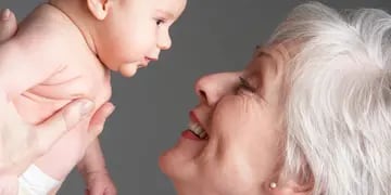 Una abuela decidió cobrarle a su hija por las horas en las que cuida a su nieto
