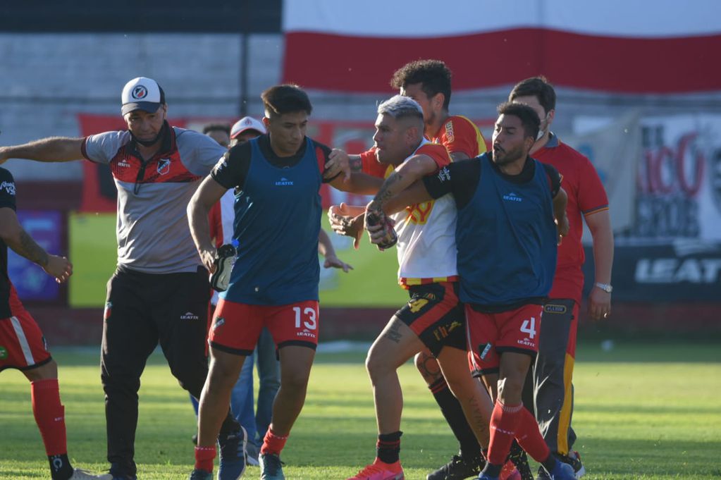 Momento de tensión se vivieron dentro del campo de juego, cuando reaccionaron los jugadores visitantes. / José Gutiérrez (Los Andes).