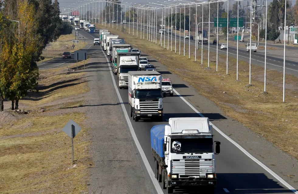 Una flota de camiones encapsulados para no detener su marcha en el camino.
Foto: Orlando Pelichotti / Los Andes