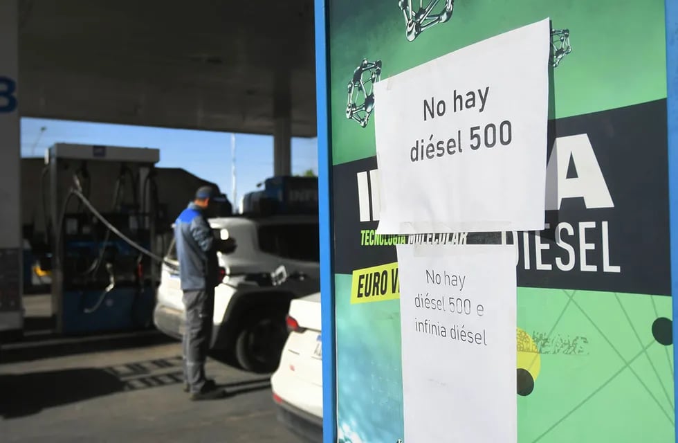 Los operadores de estaciones de servicio piden al gobierno poner fin al congelamiento de precios y ayudar para evitar la escasez de combustibles. Foto: José Gutierrez / Los Andes