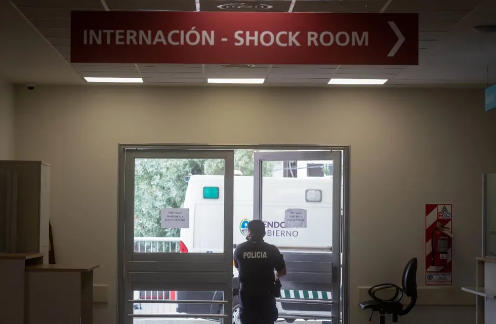 Policía en hospital Central / Archivo Los Andes