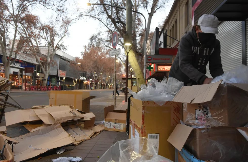 El señor Aldo, un cartonero que recorre el centro de la Ciudad de Mendoza con su bicicleta y un carrito juntando cartones que dejan en la via pública los comerciantes. / José Gutiérrez