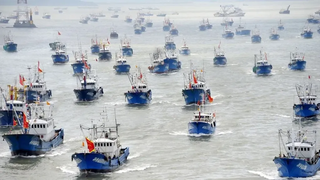 Los barcos chinos que se llevan nuestra riqueza ictícola en el sur del país.