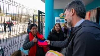 El intendente Ulpiano Suarez entregó abrigos confeccionados por las “Tejedoras Solidarias”