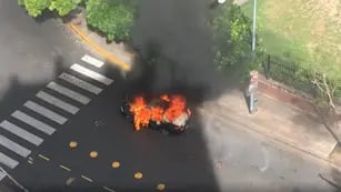 Impactante video: un taxi se prendió fuego y explotó en Capital Federal